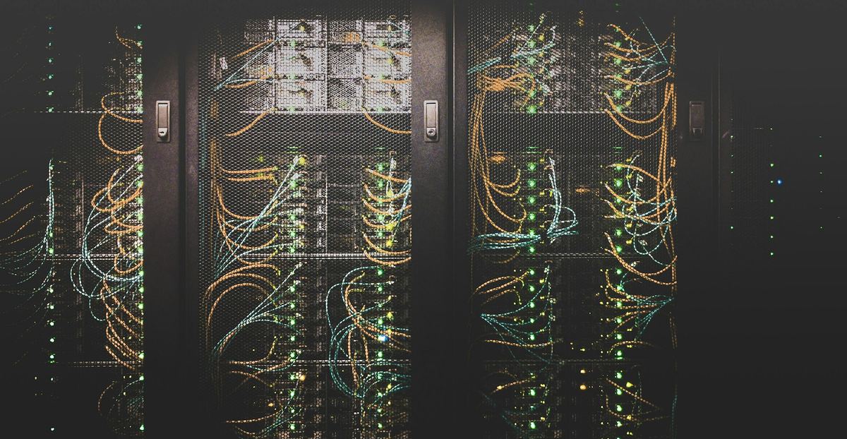 Armadi rack di una sala server con cavi e spie accese